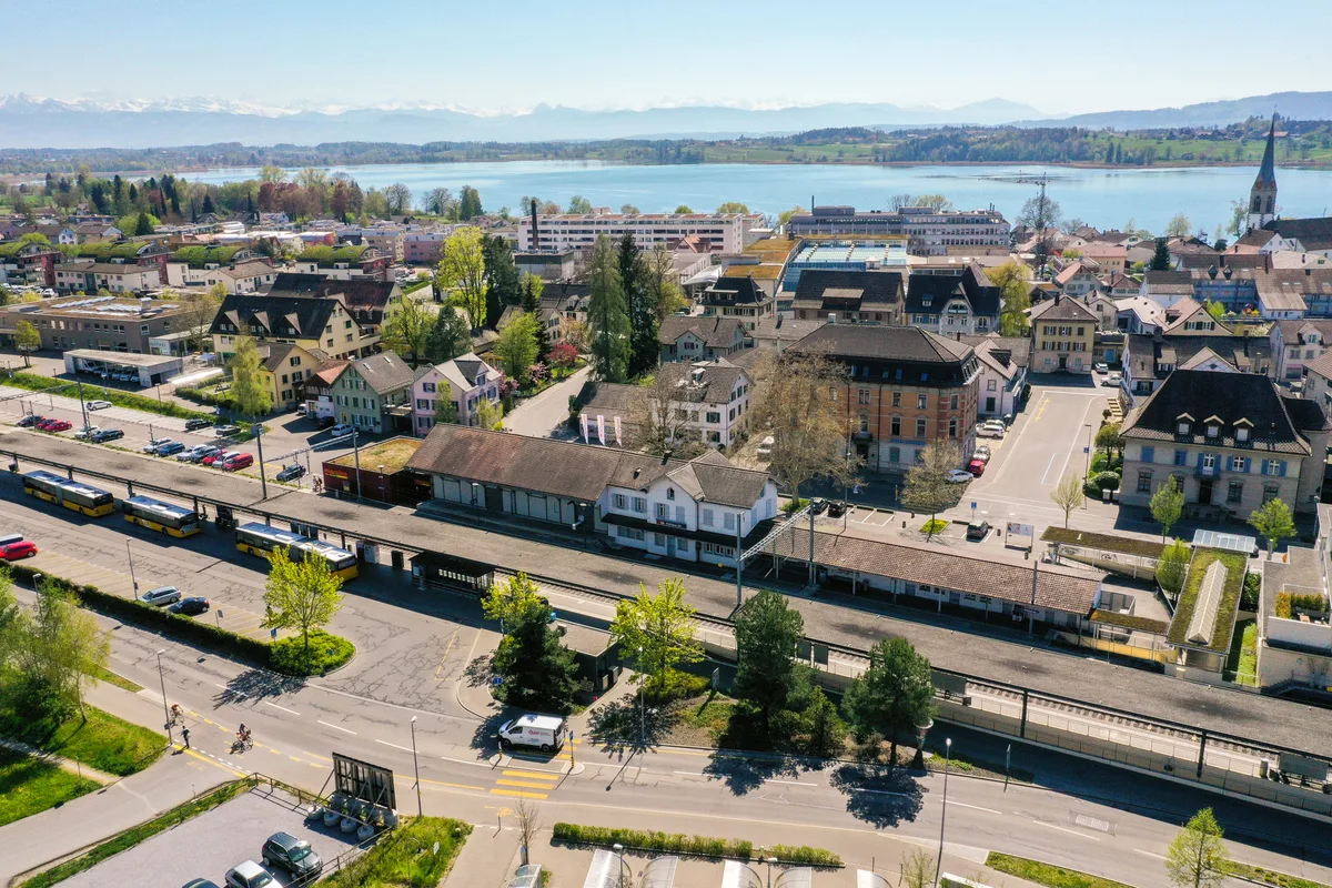 Die Anzahl der Haltekanten nördlich des Bahnhofs Pfäffikon reichen für die gestiegene Anzahl Buslinien nicht mehr aus.  Drohnenbilder von Pfäffikon